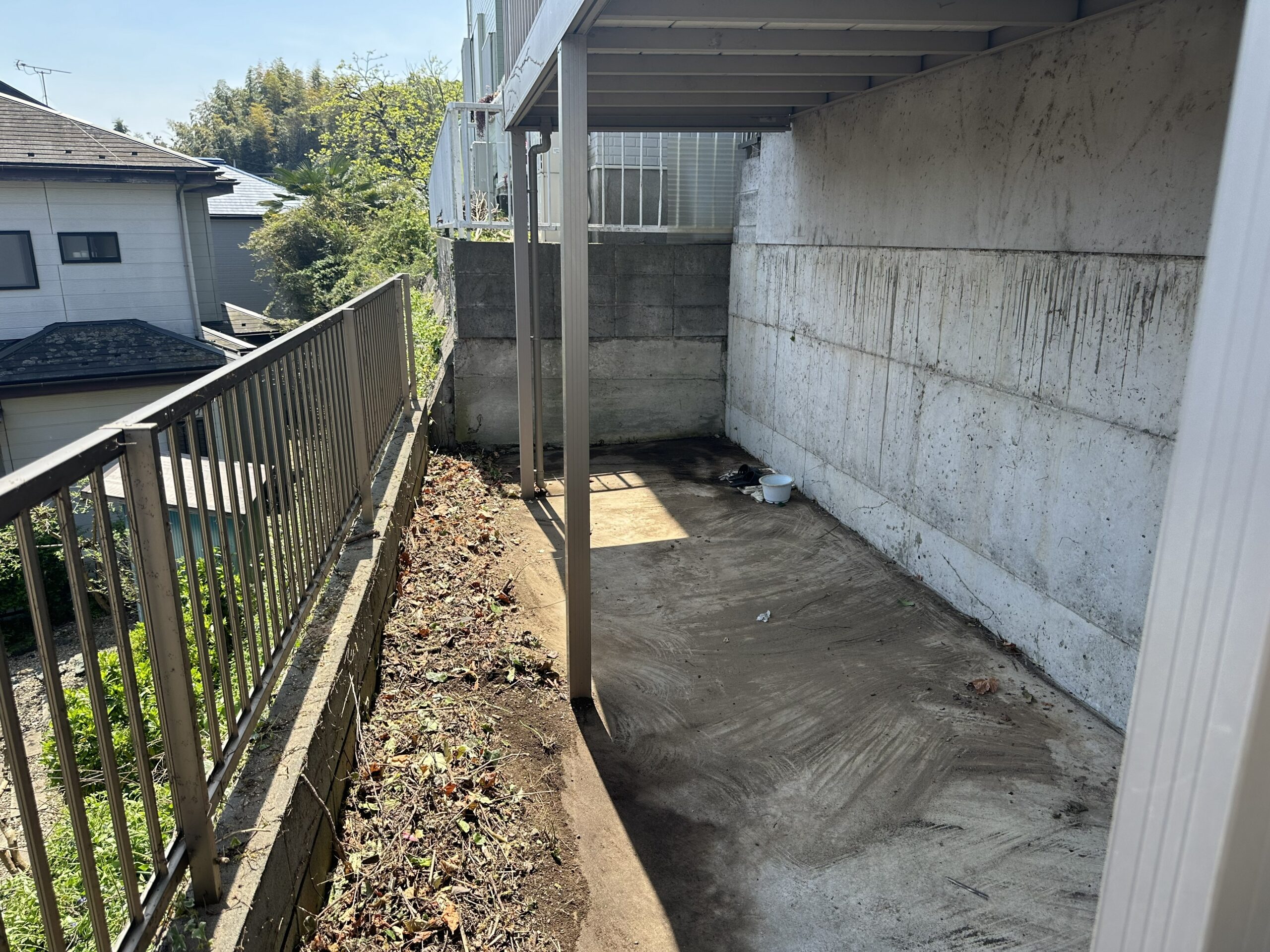 秩父市下影森の庭木伐採後の様子 伐採により建物まわりがすっきりした状態