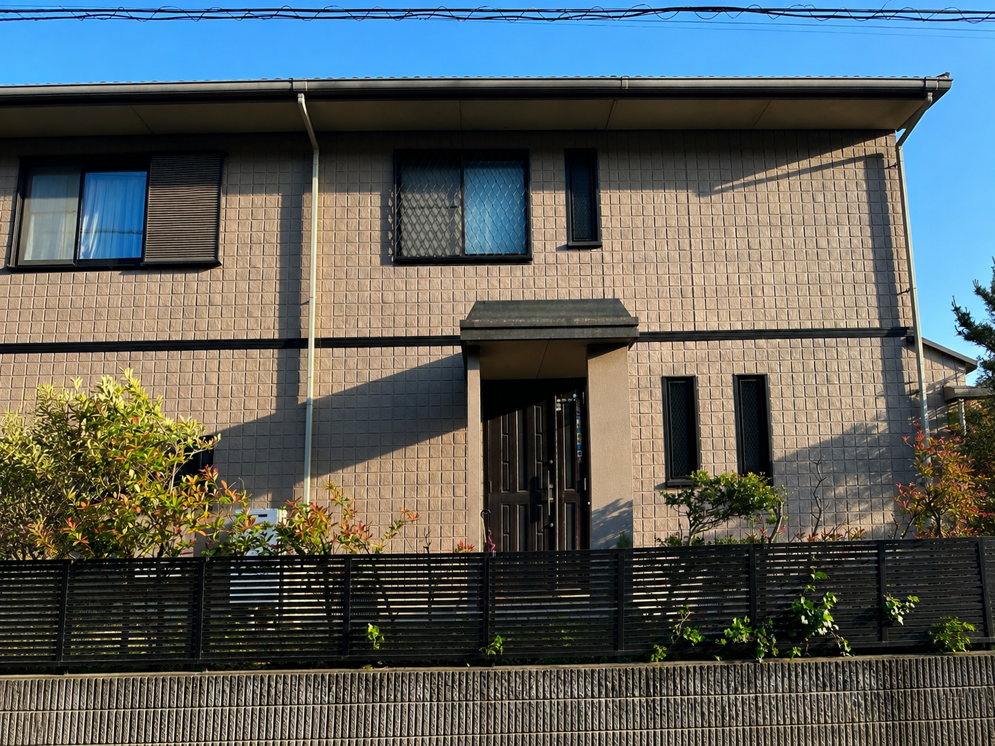 美女木の庭木伐採後の様子 伐採後すっきりした建物まわりへ
