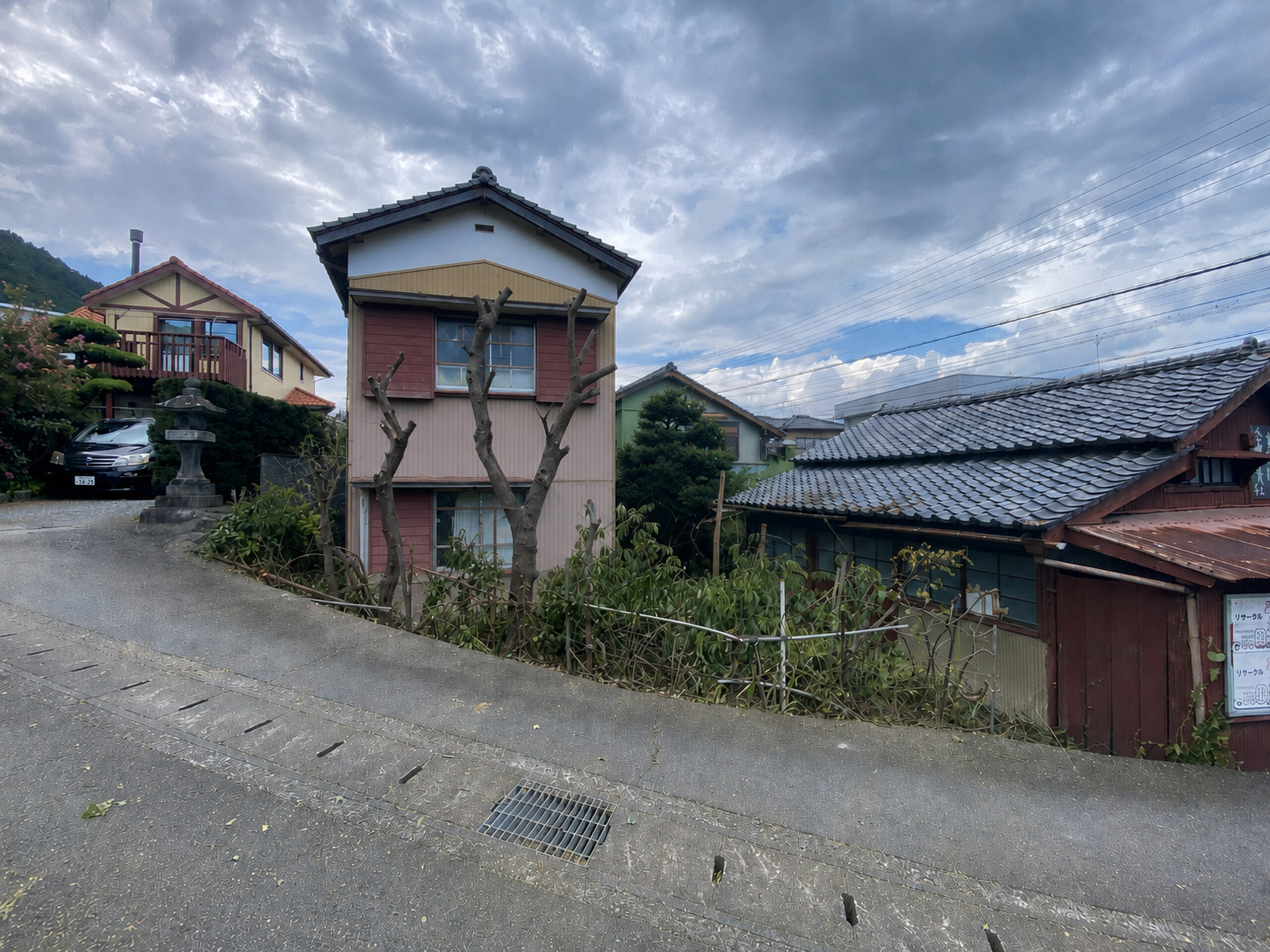 鶴ヶ島市太田ヶ谷の庭木伐採後の様子 庭木を伐採して建物まわりがすっきりした状態