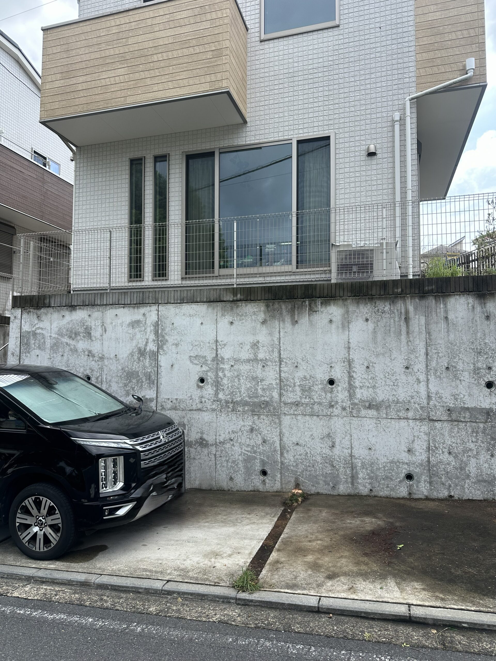 下南畑の庭木伐採後の様子 シマトネリコを伐採して駐車場まわりがすっきりした状態