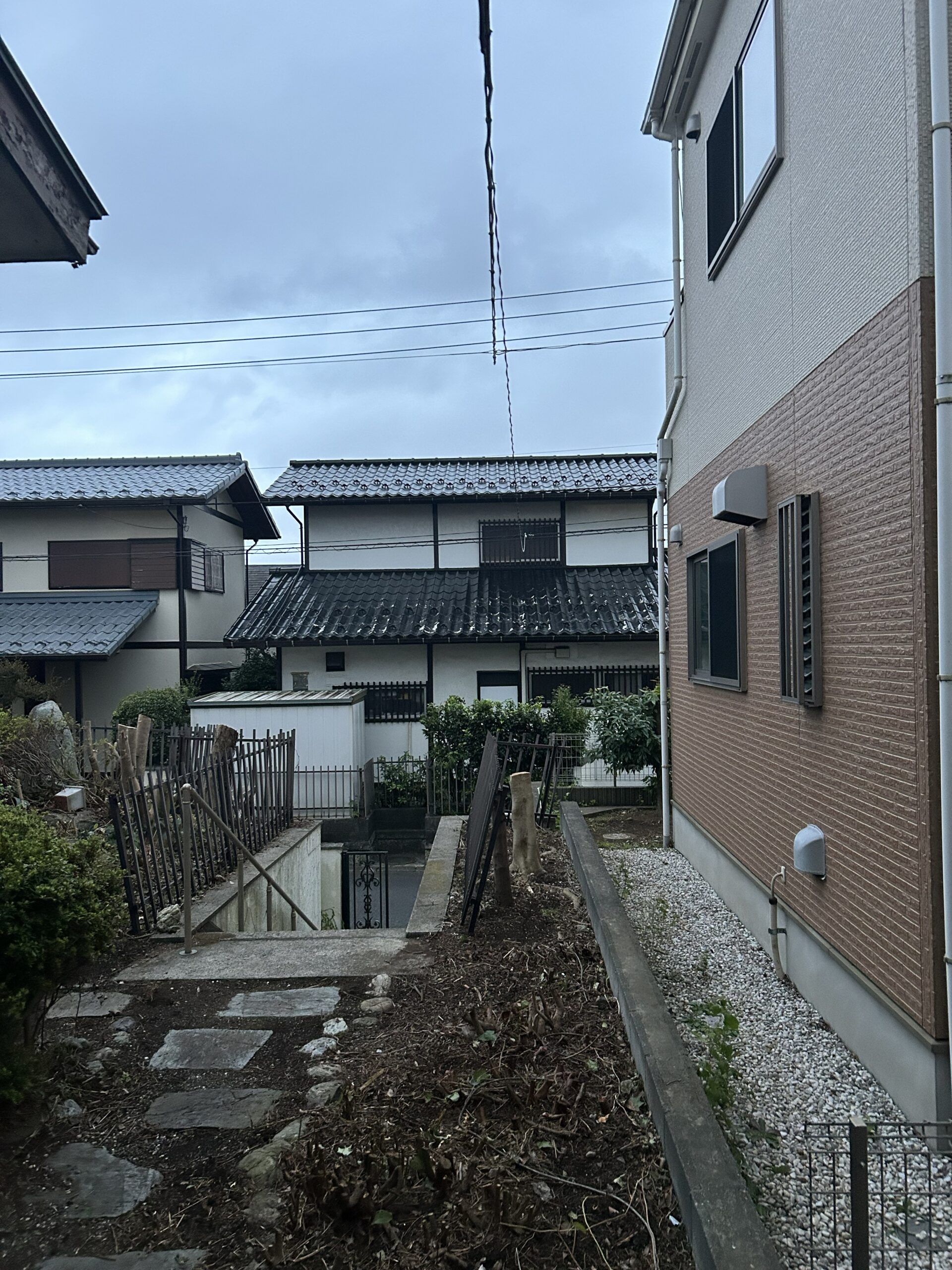 下新倉の庭木伐採後の様子 すっきりした建物まわり