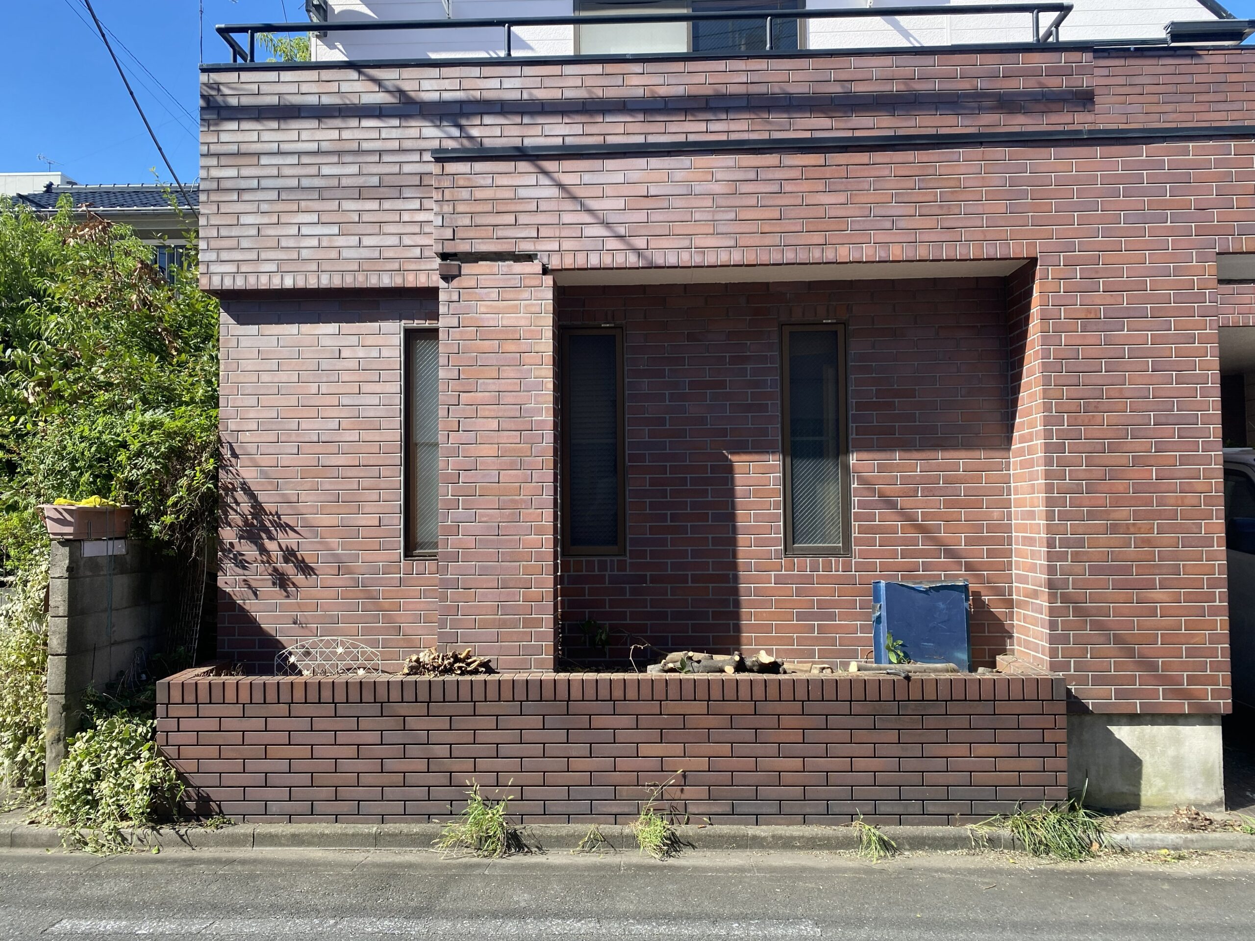 志木市中宗岡の庭木伐採後の様子 建物まわりがすっきりした状態