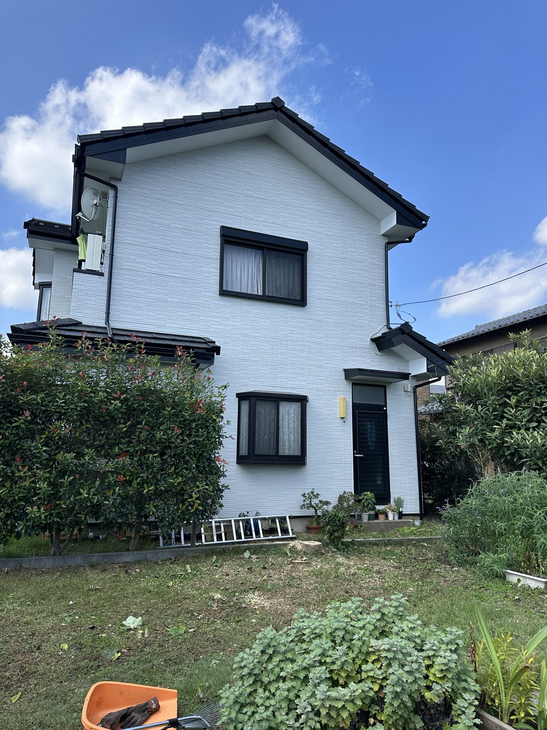 上高野の庭木伐採後 建物まわりが明るくなった様子