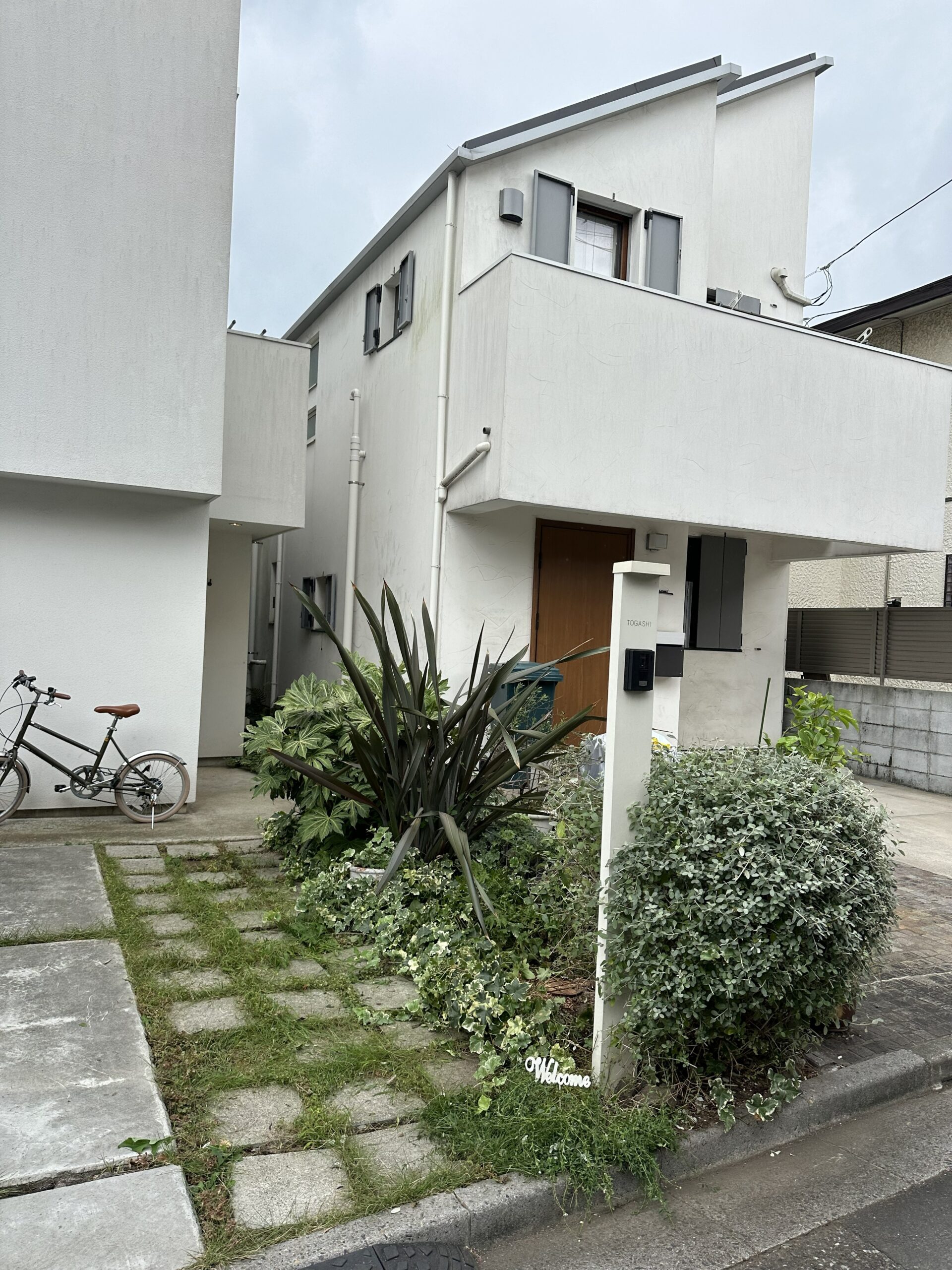 瀬ヶ崎の庭木伐採後 建物まわりがすっきりした様子