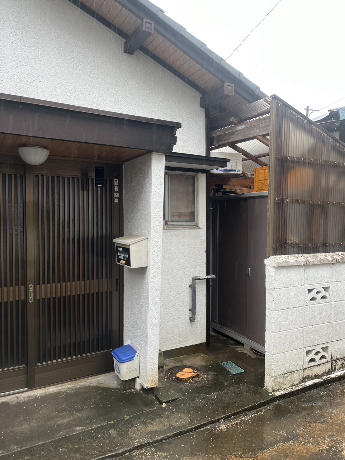 上内間木の庭木伐採後 玄関まわりがすっきりした様子