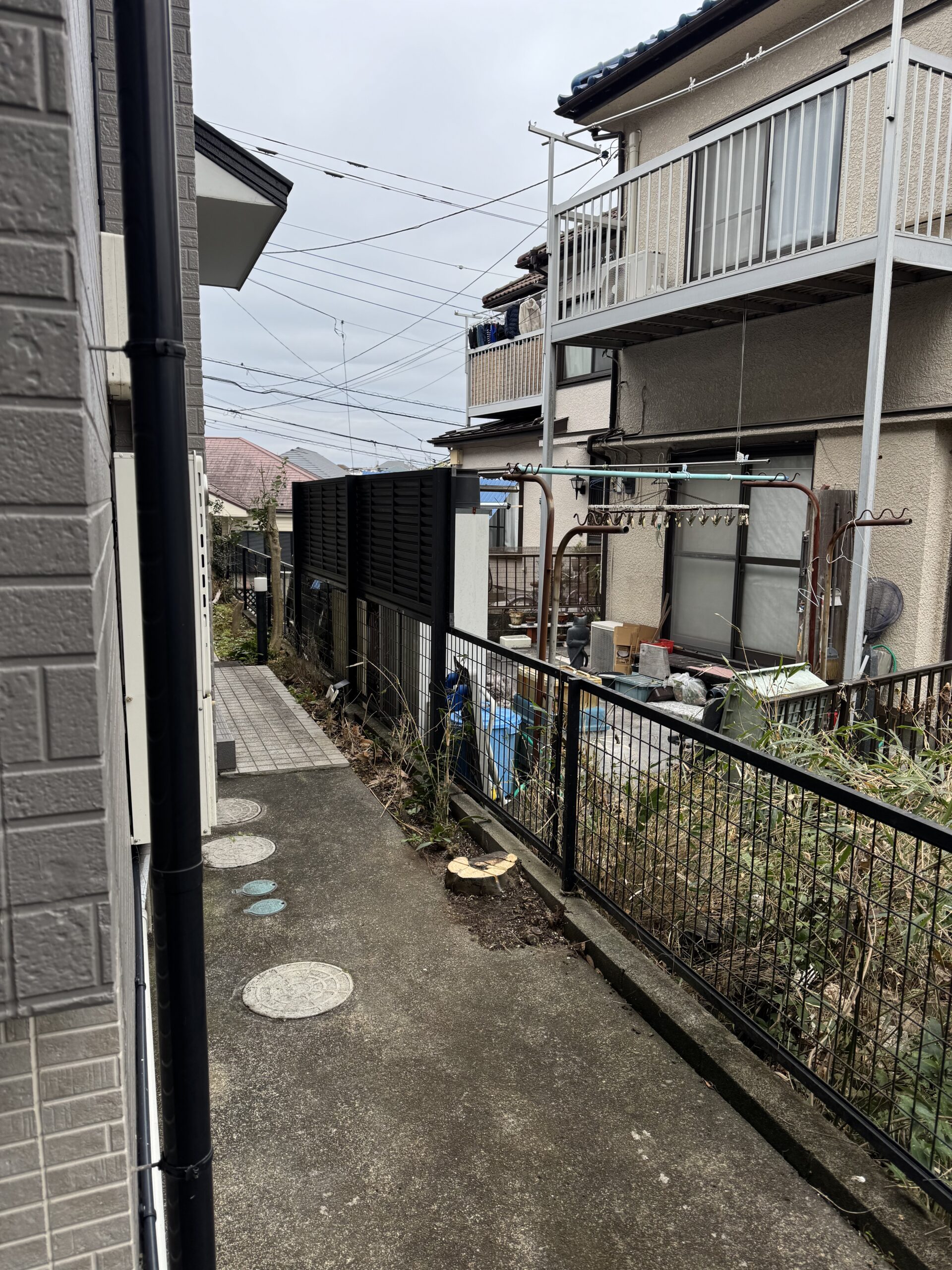 指扇の庭木伐採後 通路まわりがすっきりした様子