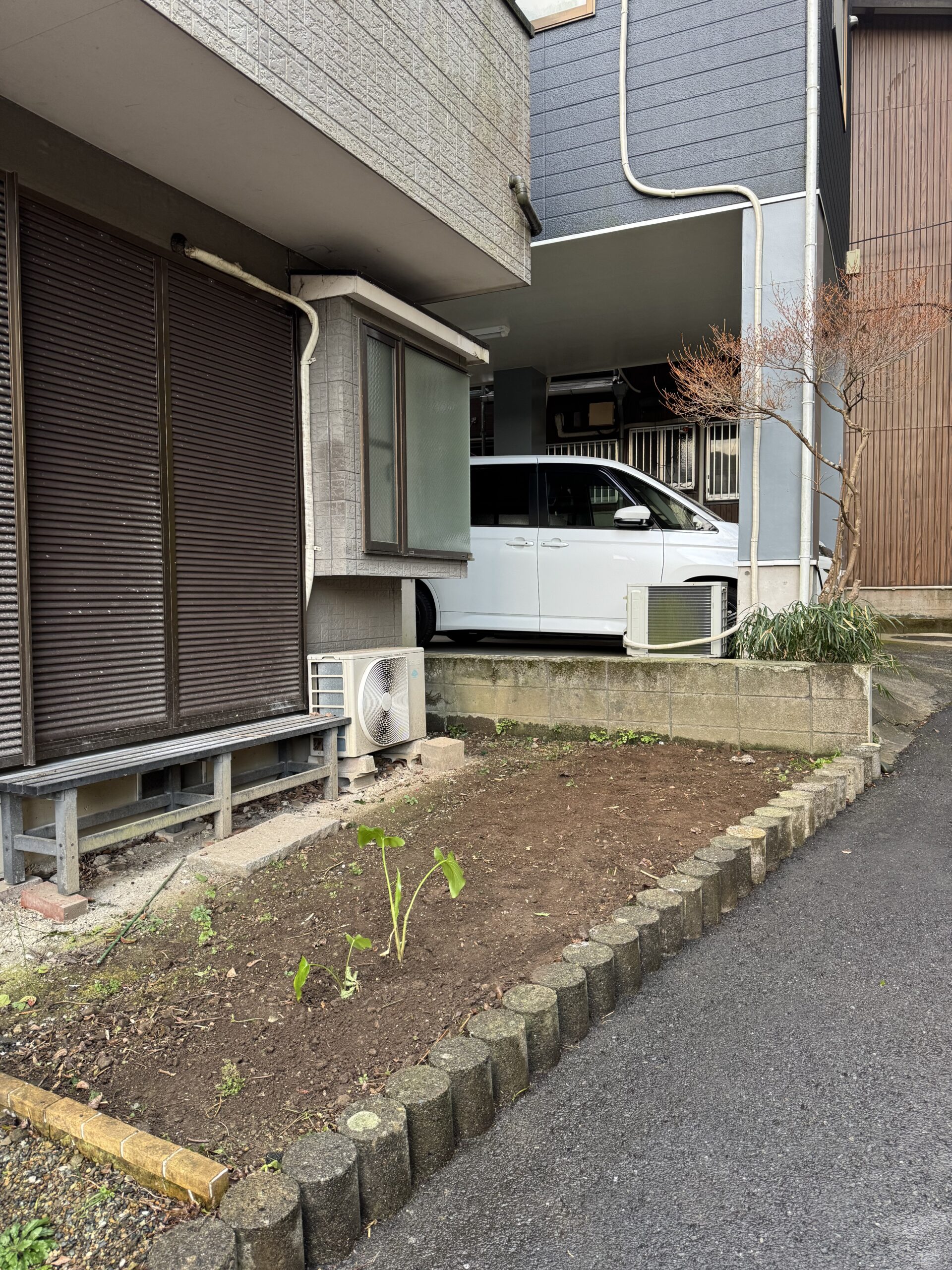 北区奈良町の庭木伐採後 植栽スペースがすっきりして見通しが良くなった状態