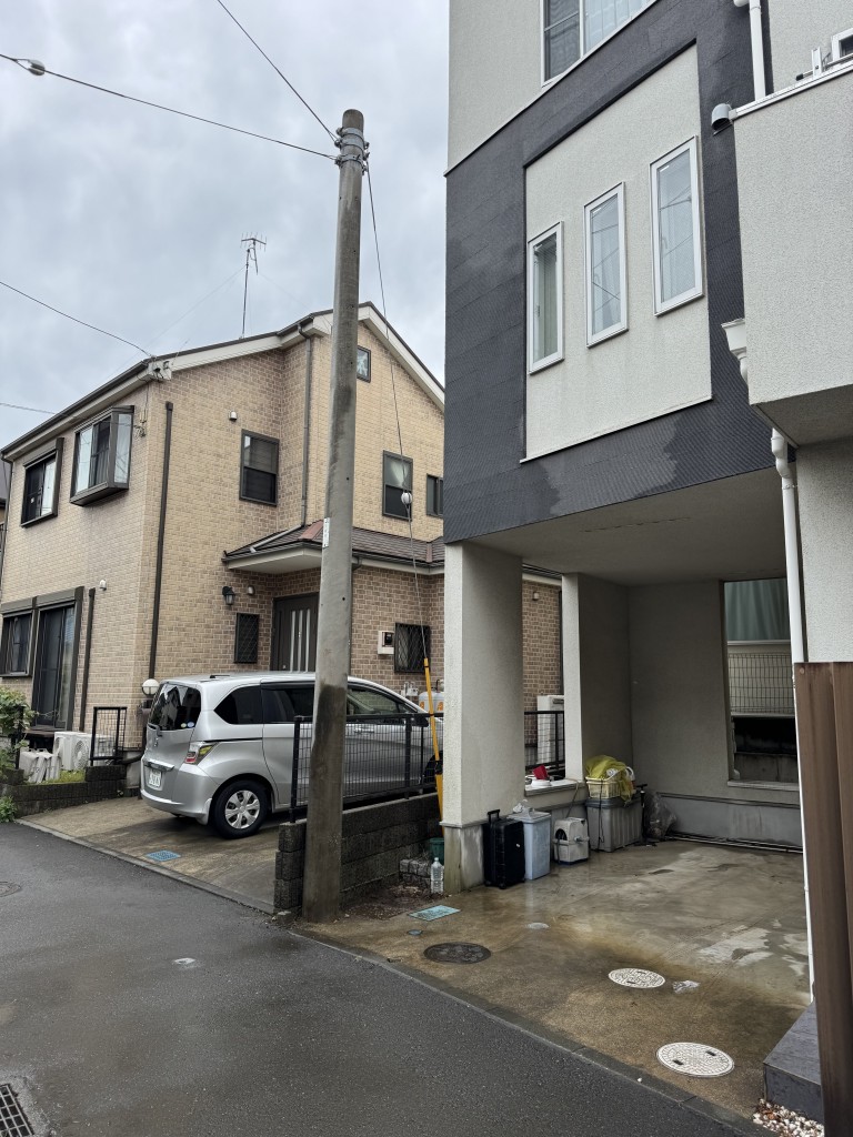 南平野の庭木伐採後の様子 庭木を伐採し建物前がすっきりした状態