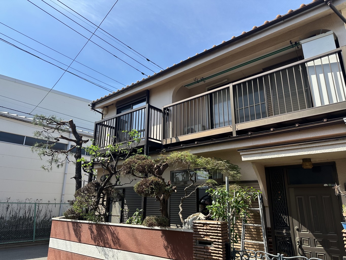 川越市的場の庭木伐採後の様子 複数の庭木を伐採して庭まわりがすっきりした状態