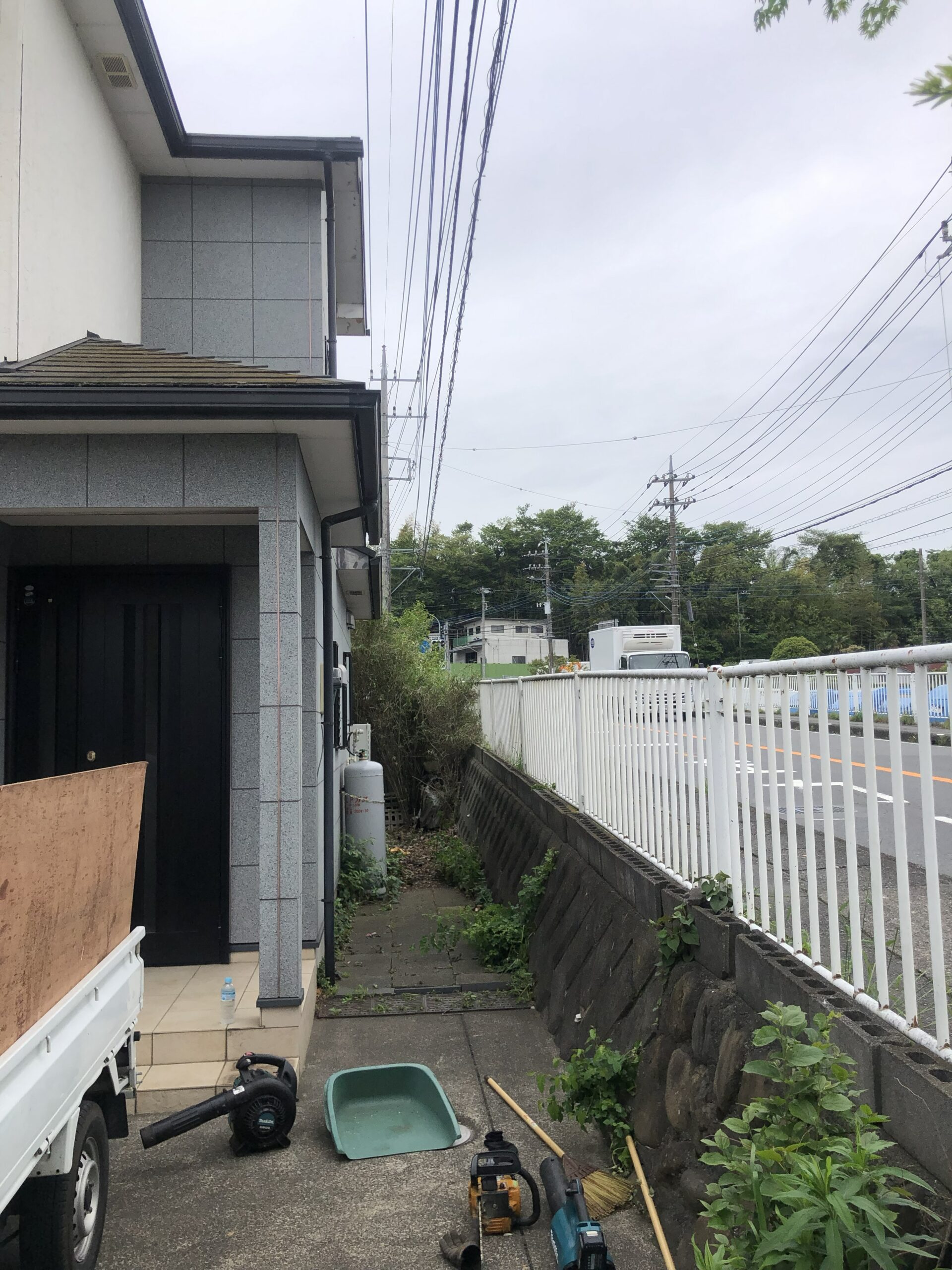 長野の庭木伐採後の様子 伐採により建物まわりがすっきりした状態
